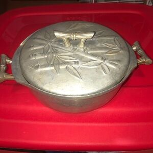 Everlast Silver Cookware Casserole Dish cover. Place your casserole dish in.